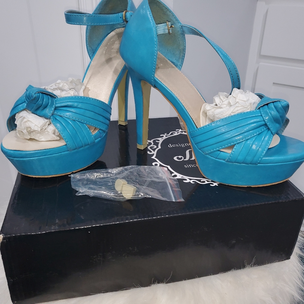 SEXY AF TURQUOISE HEELED SANDALS!